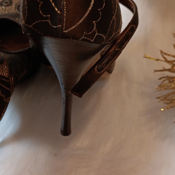 ISABELLA FLORA GOLD & BROWN SHOE - Picture 6 of 7